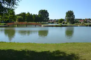 Veltlinerland-Camping Poysdorf - Blick vom Campingplatz auf den See