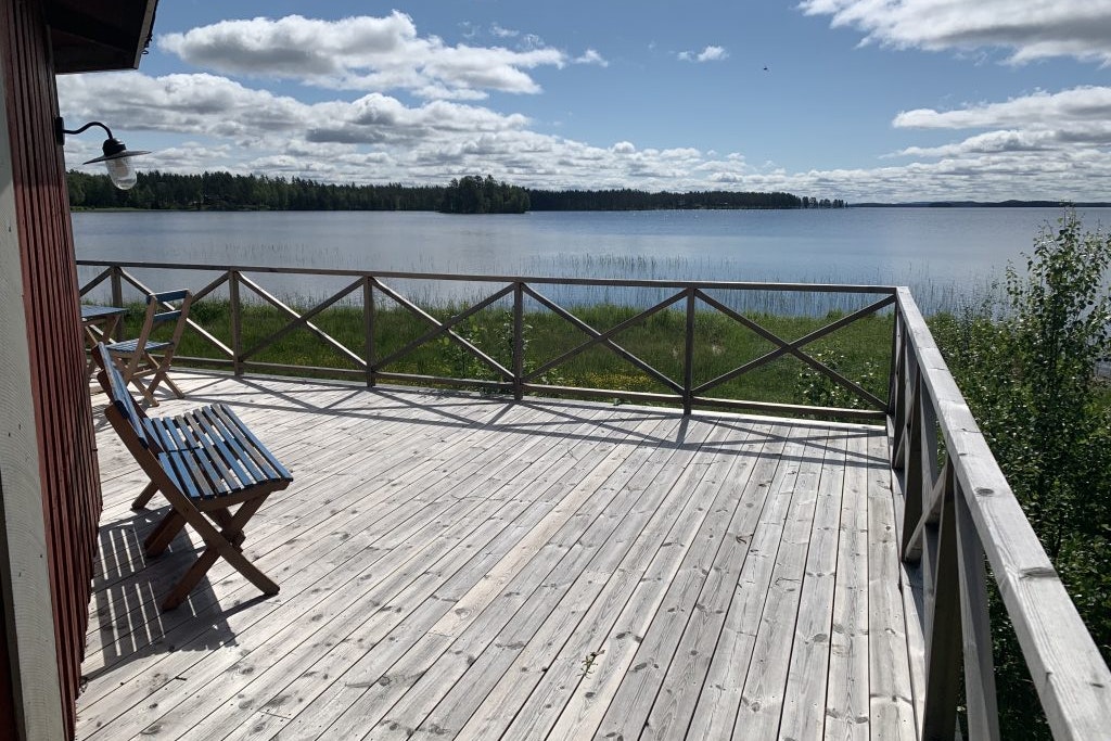 Venjans Camping - Terrasse eines Ferienhauses mit Blick auf den See