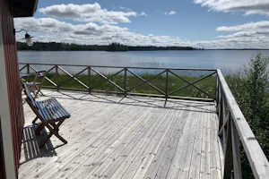 Venjans Camping - Terrasse eines Ferienhauses mit Blick auf den See