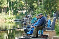 Verblijfpark Breebos - Gäste angeln auf dem Campingplatz am Ufer des Flusses