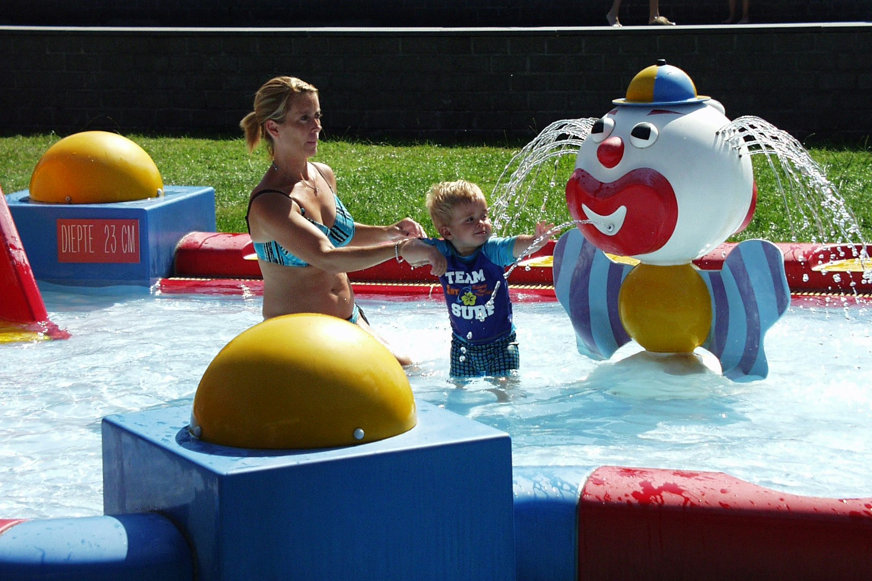Verblijfpark Breebos - Gäste spielen am Pool in der Sonne