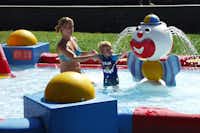 Verblijfpark Breebos - Gäste spielen am Pool in der Sonne