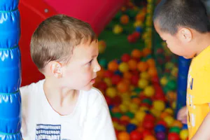 Verblijfpark Breebos - Kinder spielen auf dem Indoor Spielplatz