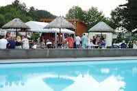 Verblijfpark Breebos - Restaurant Terrasse mit Blick auf den Pool
