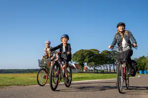 Vestbirk Camping - Mutter mit Kindern beim Fahrradfahren in der Umgebung des Campingplatzes