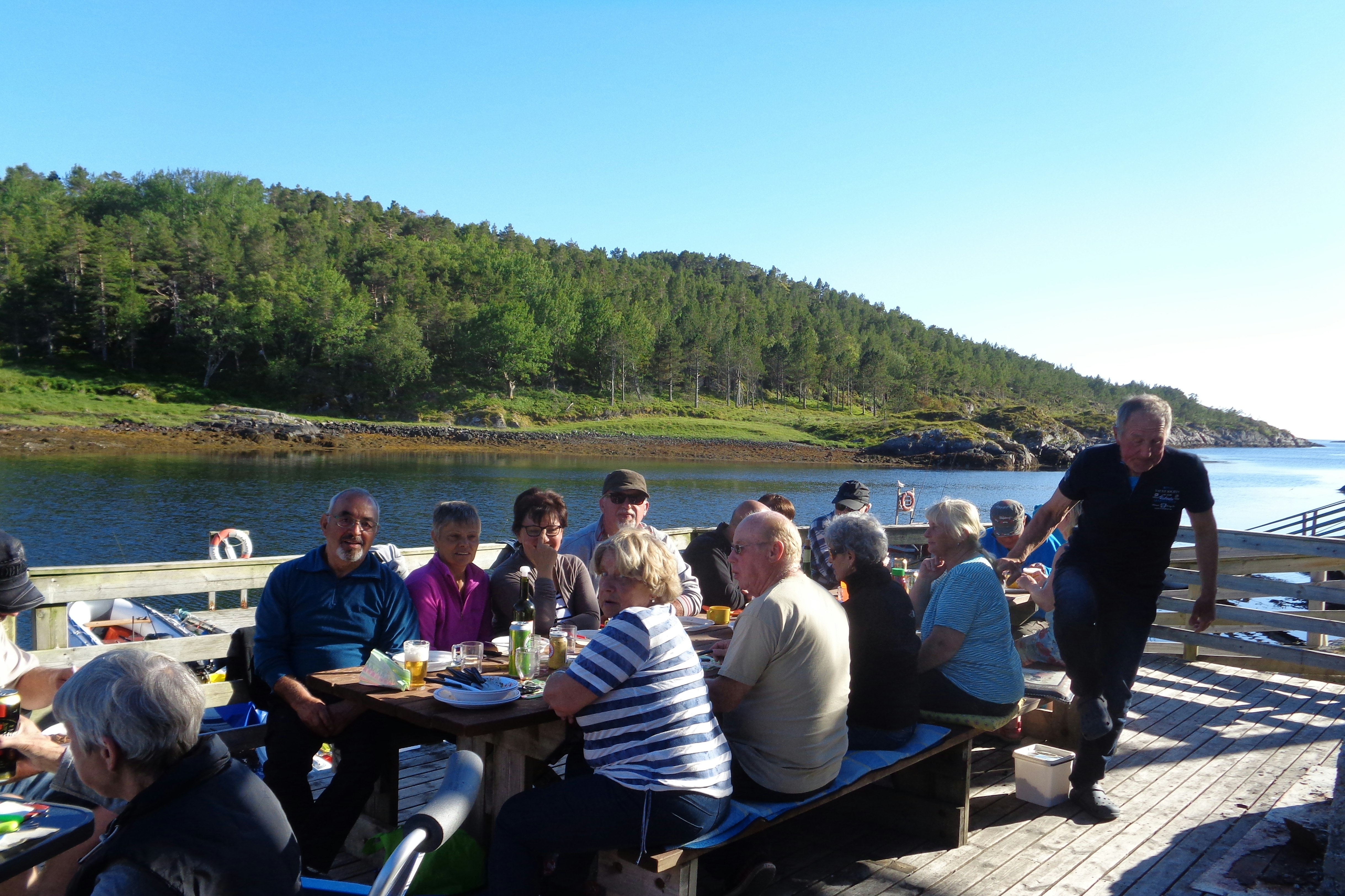 Vågen Camping Hitra - Restaurant Terrasse mit Blick auf den See 