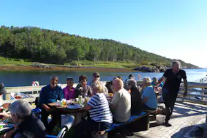 Vågen Camping Hitra - Restaurant Terrasse mit Blick auf den See