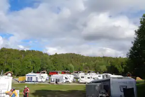Vågen Camping Hitra - Wohnwagenstellplätze im Grünen auf dem Campingplatz