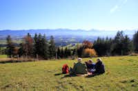 Via Claudia Camping  -  Camper auf grüner Wiese vom Campingplatz mit Blick auf die Berge