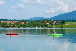 Via Claudia Camping - Camper in Kayaks auf dem See am Campingplatz