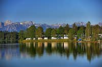 Via Claudia Camping  - Blick auf den Campingplatz am See, Alpen im Hintergrund