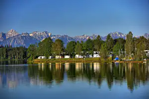 Via Claudia Camping - Blick auf den Campingplatz am See, Alpen im Hintergrund