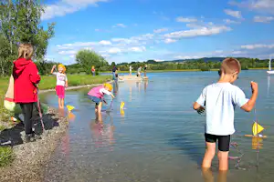 Via Claudia Camping - spielende Kinder am See vom Campingplatz