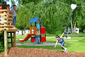 Via Claudia Camping - spielende Kinder auf dem Spielplatz vom Campingplatz