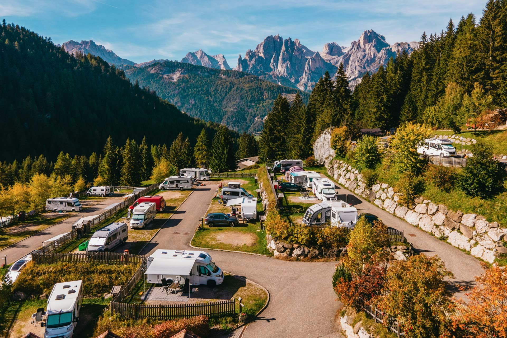 Vidor Family & Wellness Resort  - Luftaufnahme des Campingplatzes mit Bergen im Hintergrund