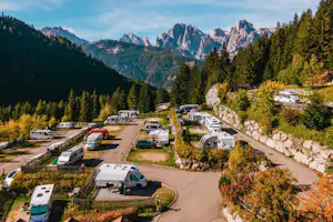 Vidor Family & Wellness Resort - Luftaufnahme des Campingplatzes mit Bergen im Hintergrund