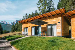 Vidor Family & Wellness Resort - Mobilheim mit Terrasse auf dem Campingplatz
