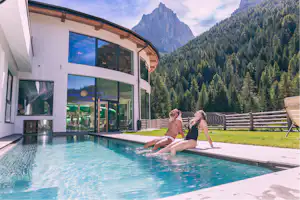Vidor Family & Wellness Resort - Outdoorpool am Wellnessbereich des Campingplatzes