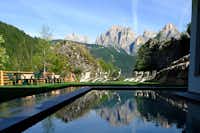 Vidor Family & Wellness Resort - Outdoor pool mit Blick auf die Berge auf dem Campingplatz