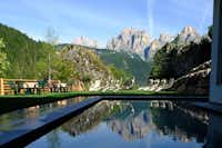 Vidor Family & Wellness Resort - Outdoor pool mit Blick auf die Berge auf dem Campingplatz