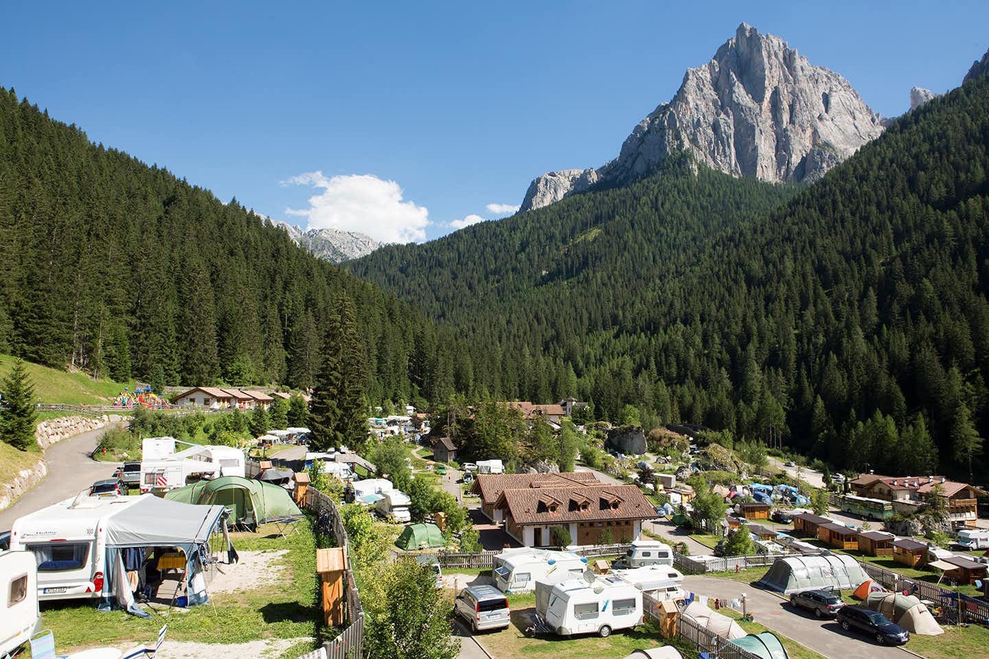 Vidor Family & Wellness Resort - Übersicht auf das gesamte Campingplatz Gelände mit Blick auf die Berge