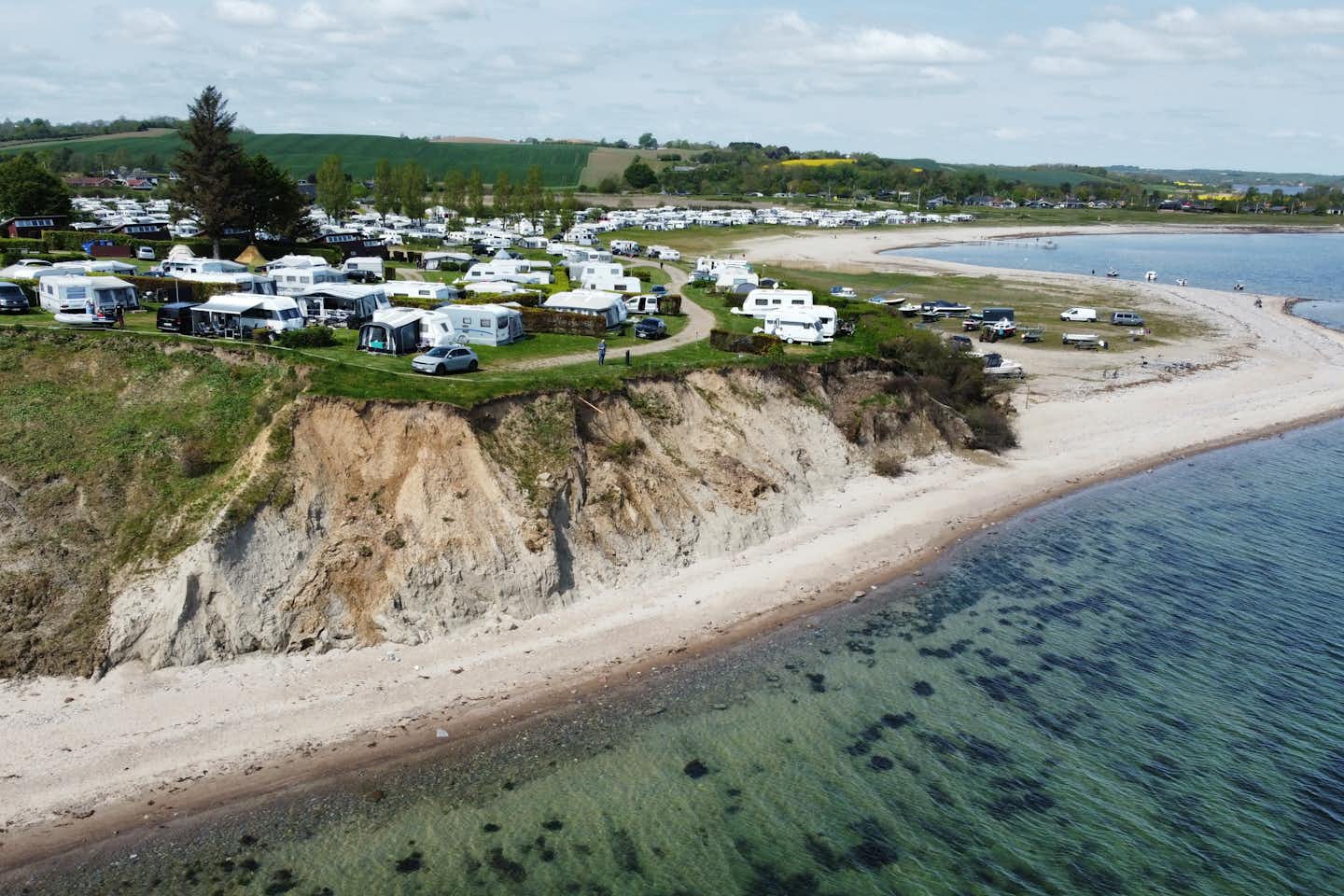 Vikær Strand Camping  - Luftaufnahme des Campingplatzes auf dem Hügel am Strand