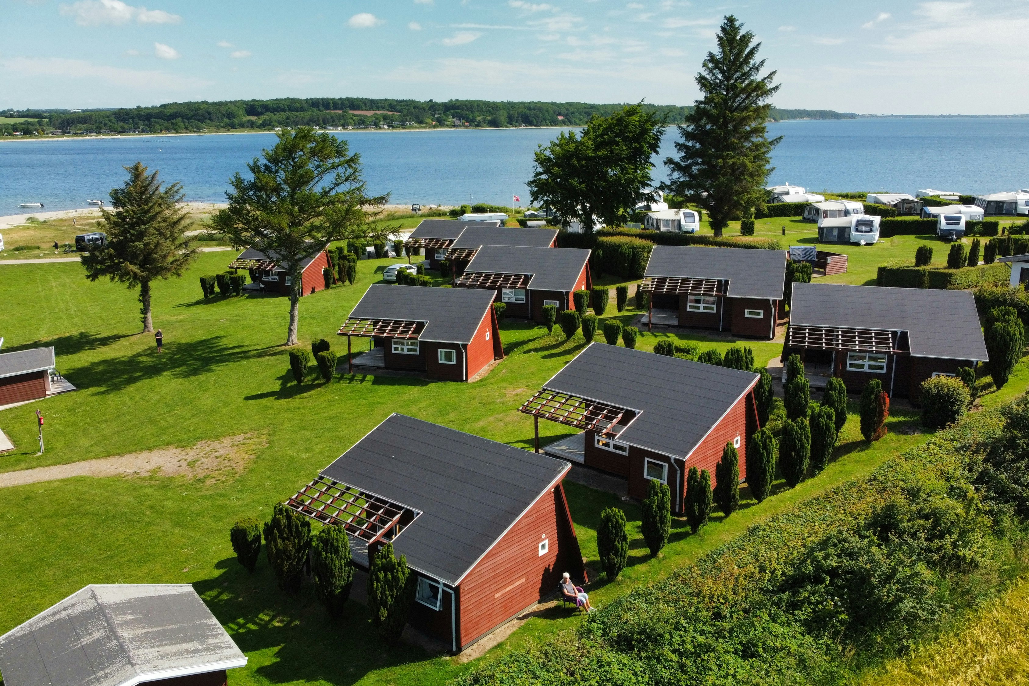 Vikær Strand Camping  - Luftaufnahme des Campingplatzes mit Meer im Hintergrund