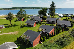 Vikær Strand Camping - Luftaufnahme des Campingplatzes mit Meer im Hintergrund