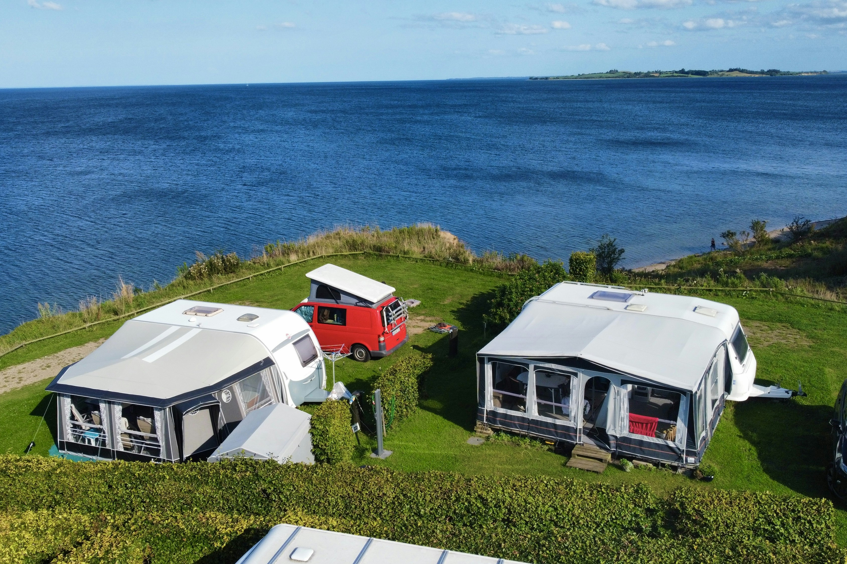 Vikær Strand Camping  - Standplätze auf der Wiese auf dem Campingplatz mit Blick auf Meer
