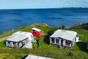 Vikær Strand Camping - Standplätze auf der Wiese auf dem Campingplatz mit Blick auf Meer