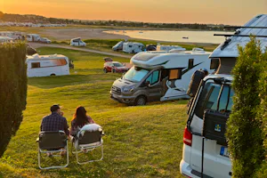 Vikær Strand Camping - Standplätze auf der Wiese auf dem Campingplatz mit Blick auf Meer