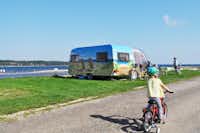 Vikær Strand Camping - Fahrrad Fahrer auf dem Campingplatz Gelände