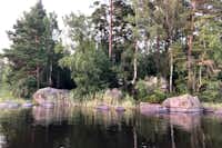 Vildmarkscamping Hätteboda -  Campingplatz mit Blick auf den See