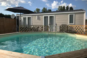 Villa Cottage - Résidences de Bréhémont - Mobilheim mit Terrasse und privatem Whirlpool auf dem Campingplatz