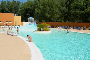 Village Camping Beauséjour - Pool vom Campingplatz mit Liegestühlen in der Sonne