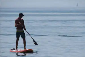 Village Camping Beauséjour - Stand Up Paddler auf dem Meer am Strand vom Campingplatz