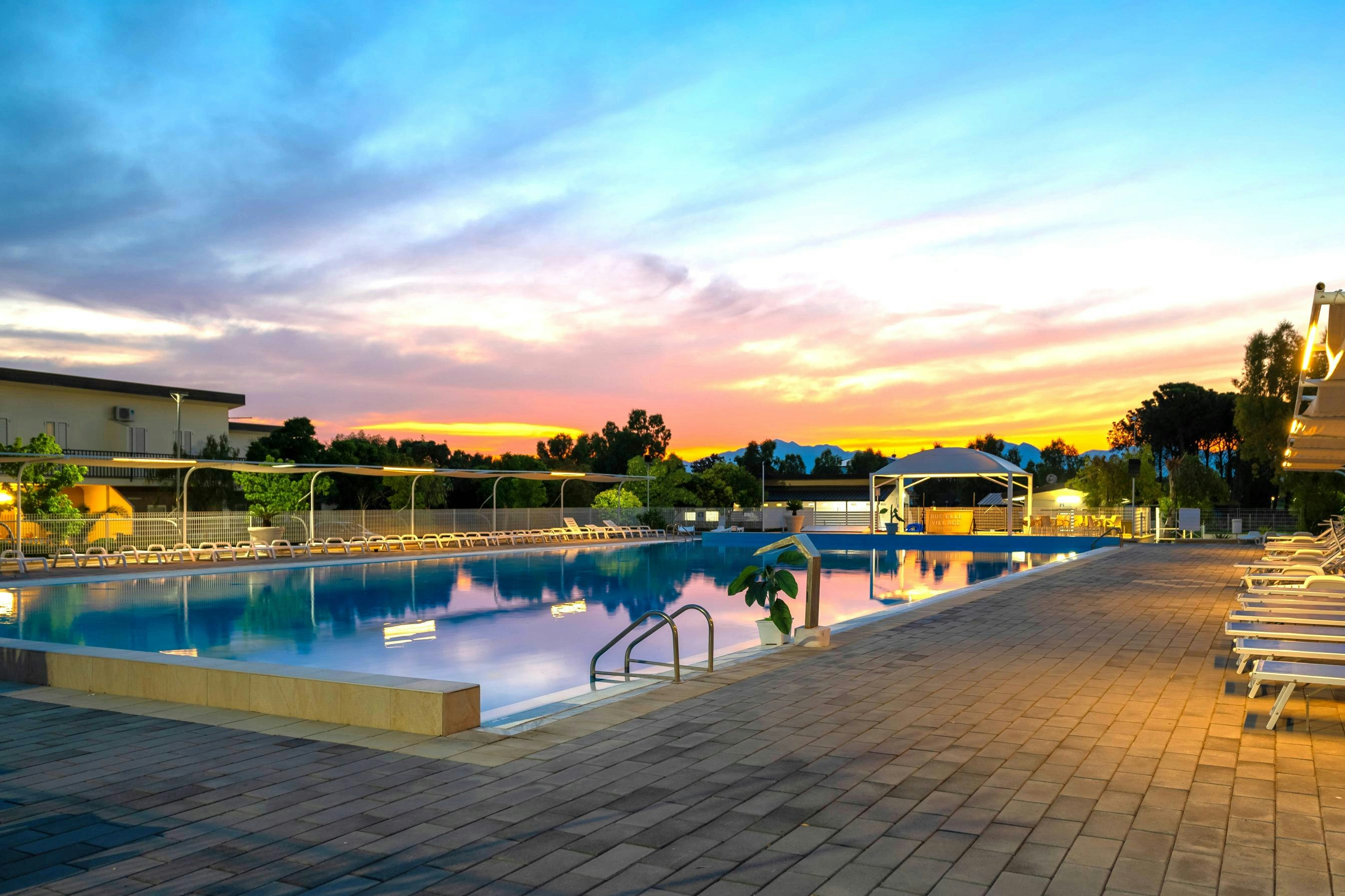 Village Camping Due Elle - Blick auf das Freibad bei Sonnenuntergang