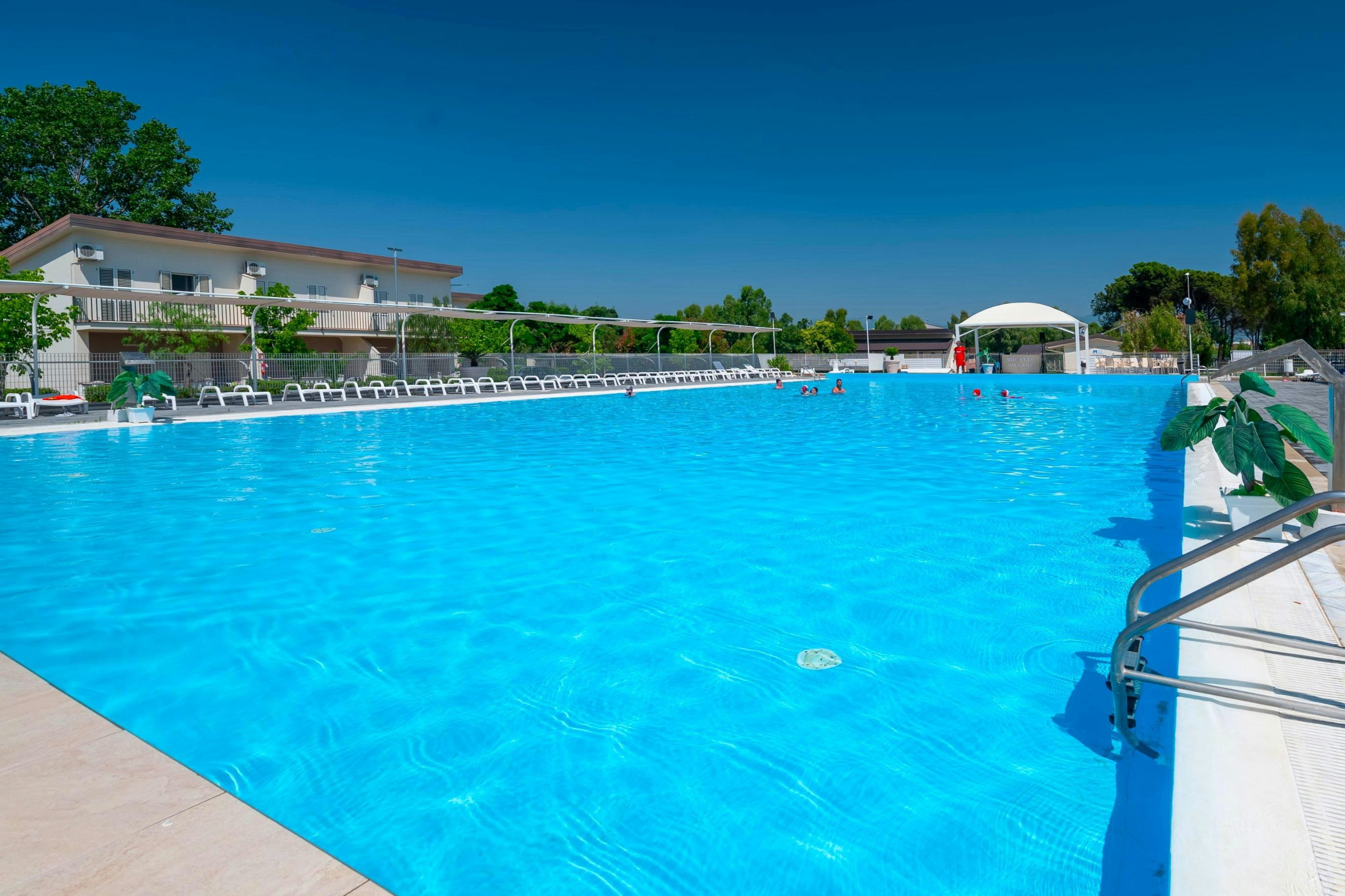 Village Camping Due Elle - Freibad auf dem Campingplatz