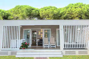 Village Camping Joker - Mobilheim mit Veranda auf dem Campingplatz