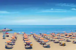 Village Camping Joker - Campingplatz Strand mit Liegestühlen und Sonnenschirmen