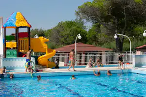 Village Camping Joker - Campingplatz mit Pool,Wasserrutsche, Liegestühlen und Sonnenschirmen