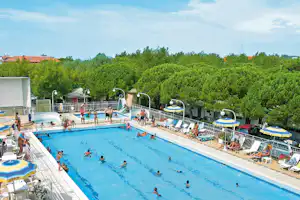 Village Camping Joker - Gäste liegen am Pool in der Sonne