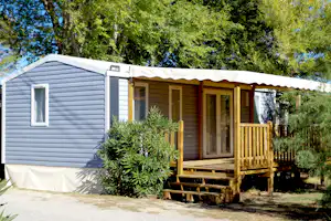 Camping le Marisol - Mobilheim mit überdachter Veranda auf dem Campingplatz
