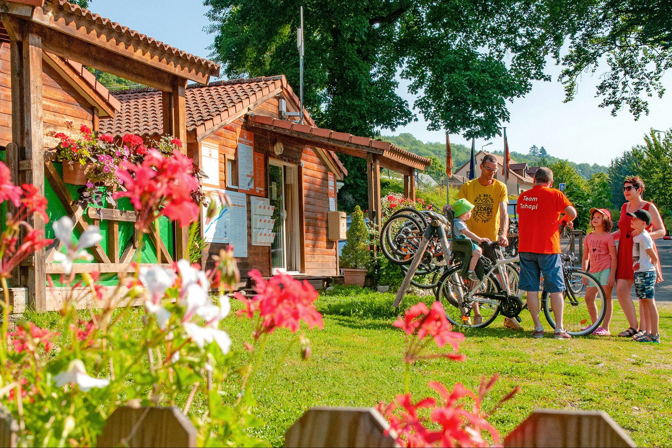 Camping Tohapi Parc de la Fecht  Village Center Camping le Parc de la Fecht - Camper beim Fahrradverleih des Campingplatzes