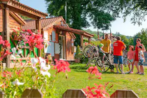 Camping Tohapi Parc de la Fecht Village Center Camping le Parc de la Fecht - Camper beim Fahrradverleih des Campingplatzes