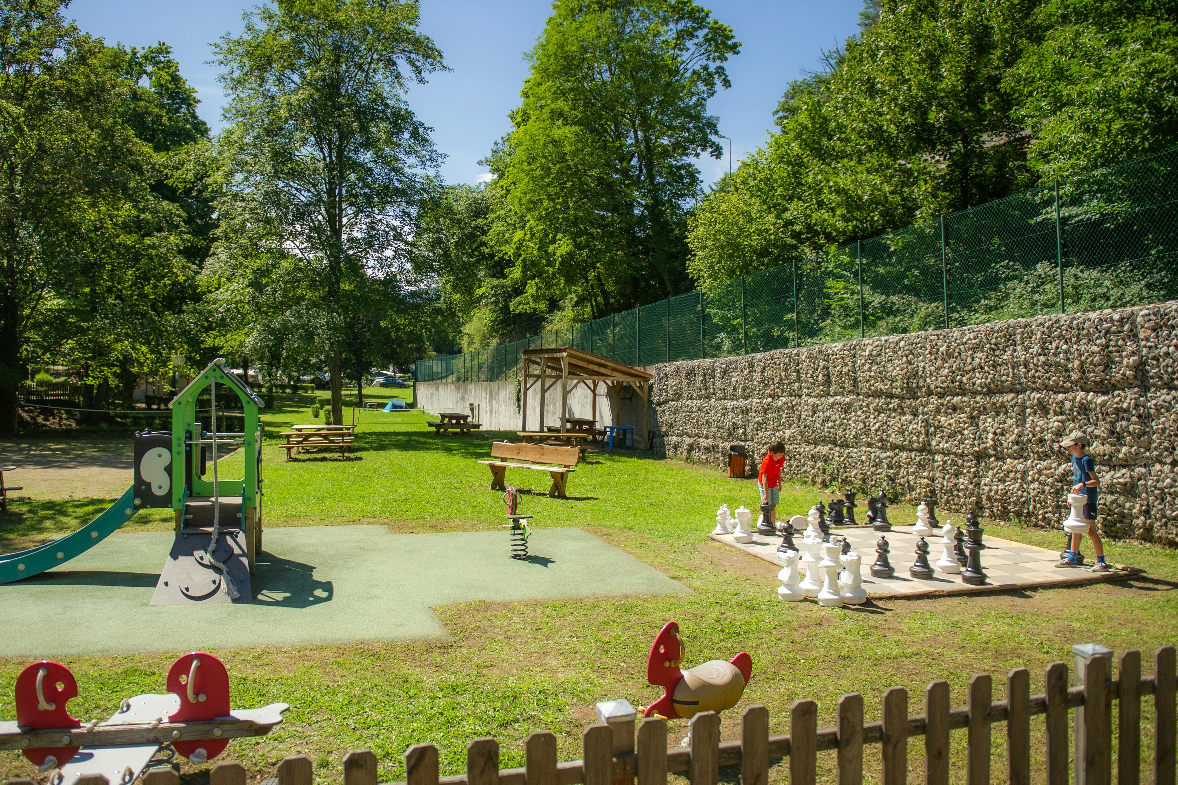 Camping Tohapi Parc de la Fecht  Village Center Camping le Parc de la Fecht - Schach auf dem Spielplatz