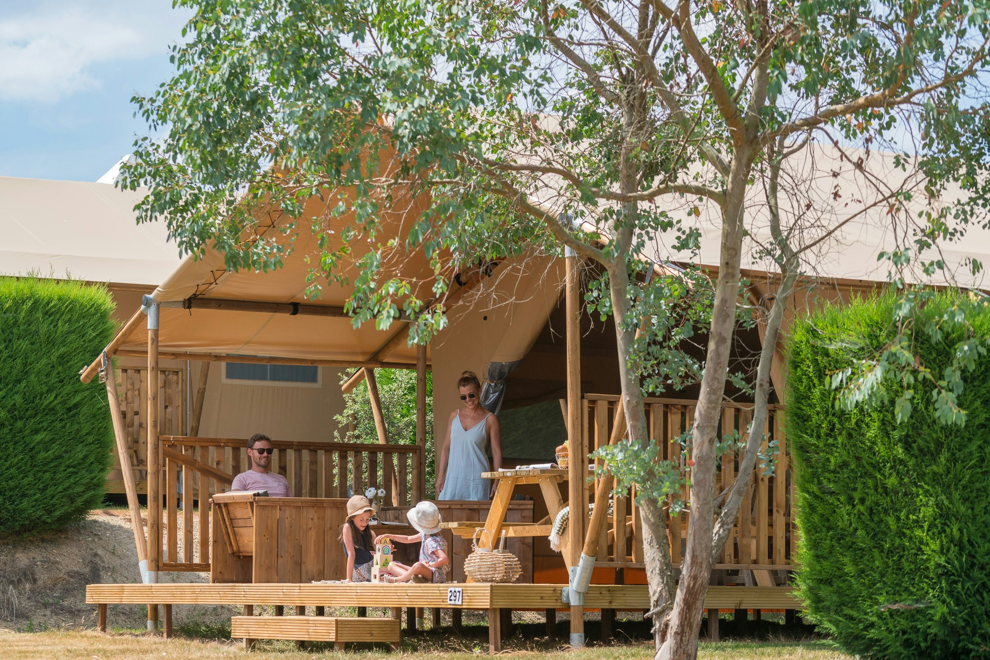 Camping Village de la Guyonnière - Glamping-Unterkunft mit Terrasse auf dem Campingplatz