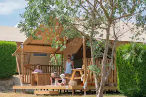 Camping Village de la Guyonnière - Glamping-Unterkunft mit Terrasse auf dem Campingplatz