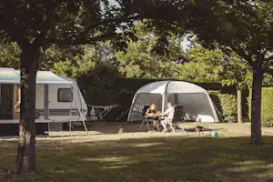 Camping Village de la Guyonnière - Standplätze zwischen den Bäumen auf dem Campingplatz