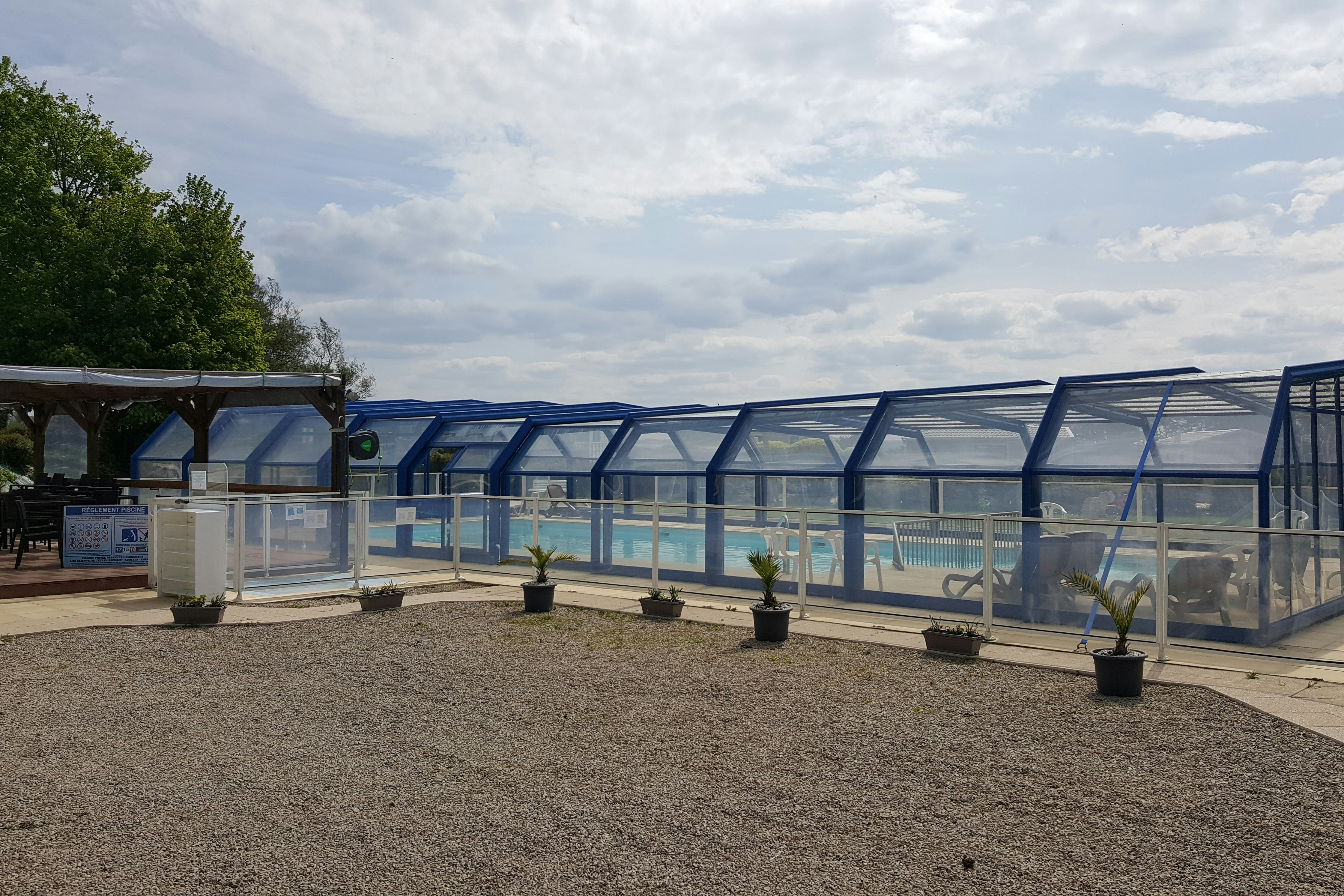 Village de l’Armorique - Pool mit Überdachung auf dem Campingplatz